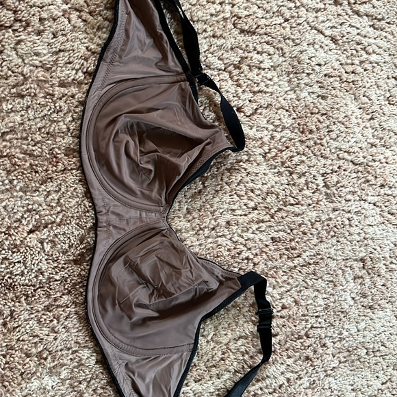 Like new Wacoal bra - Picture 2 of 3